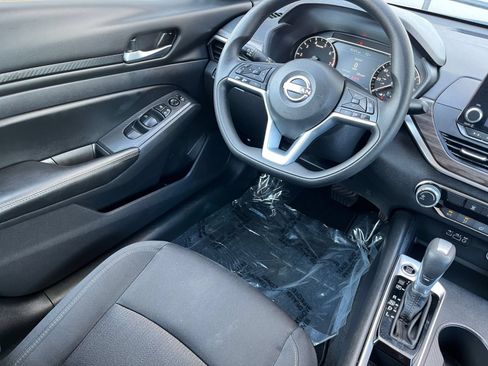 Used 2025 Nissan Altima 2.5 SV FWD image 39