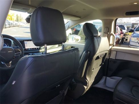 Used 2022 Chrysler Pacifica Touring-L image 12