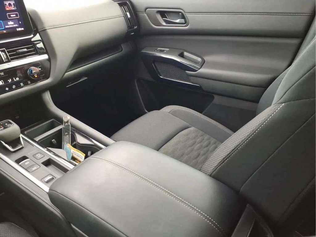Used 2026 Nissan Pathfinder SV FWD image 12