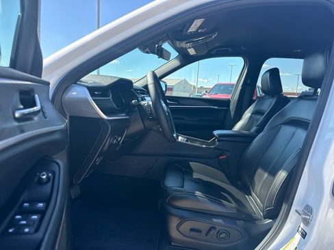 Used 2025 Jeep Grand Cherokee Limited AWD/4WD image 6