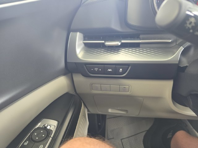 Certified 2024 Kia Carnival LX FWD image 20