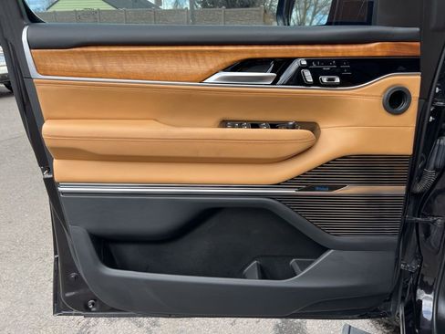 Used 2023 Jeep Grand Wagoneer Series III image 10