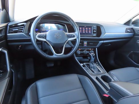 Used 2024 Volkswagen Jetta SE image 4