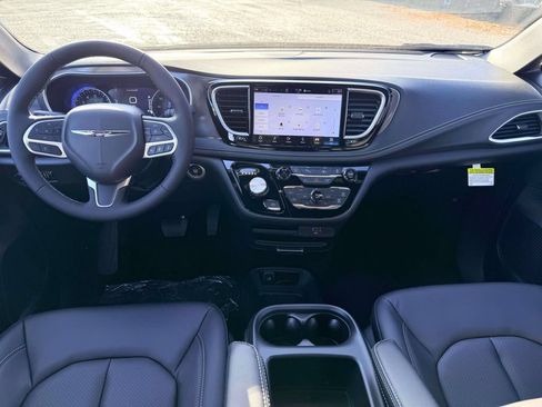 New 2026 Chrysler Pacifica Select AWD/4WD image 3