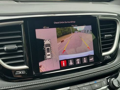 Used 2024 Chrysler Pacifica Limited FWD image 19