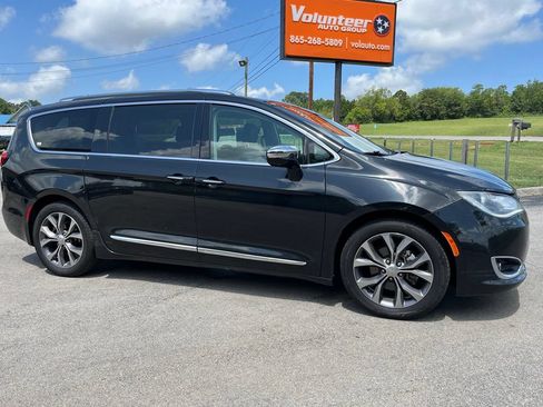 Used 2017 Chrysler Pacifica Limited w/ UConnect Theater Package FWD image 1
