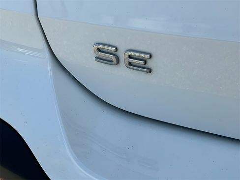 Used 2024 Volkswagen Taos SE image 17