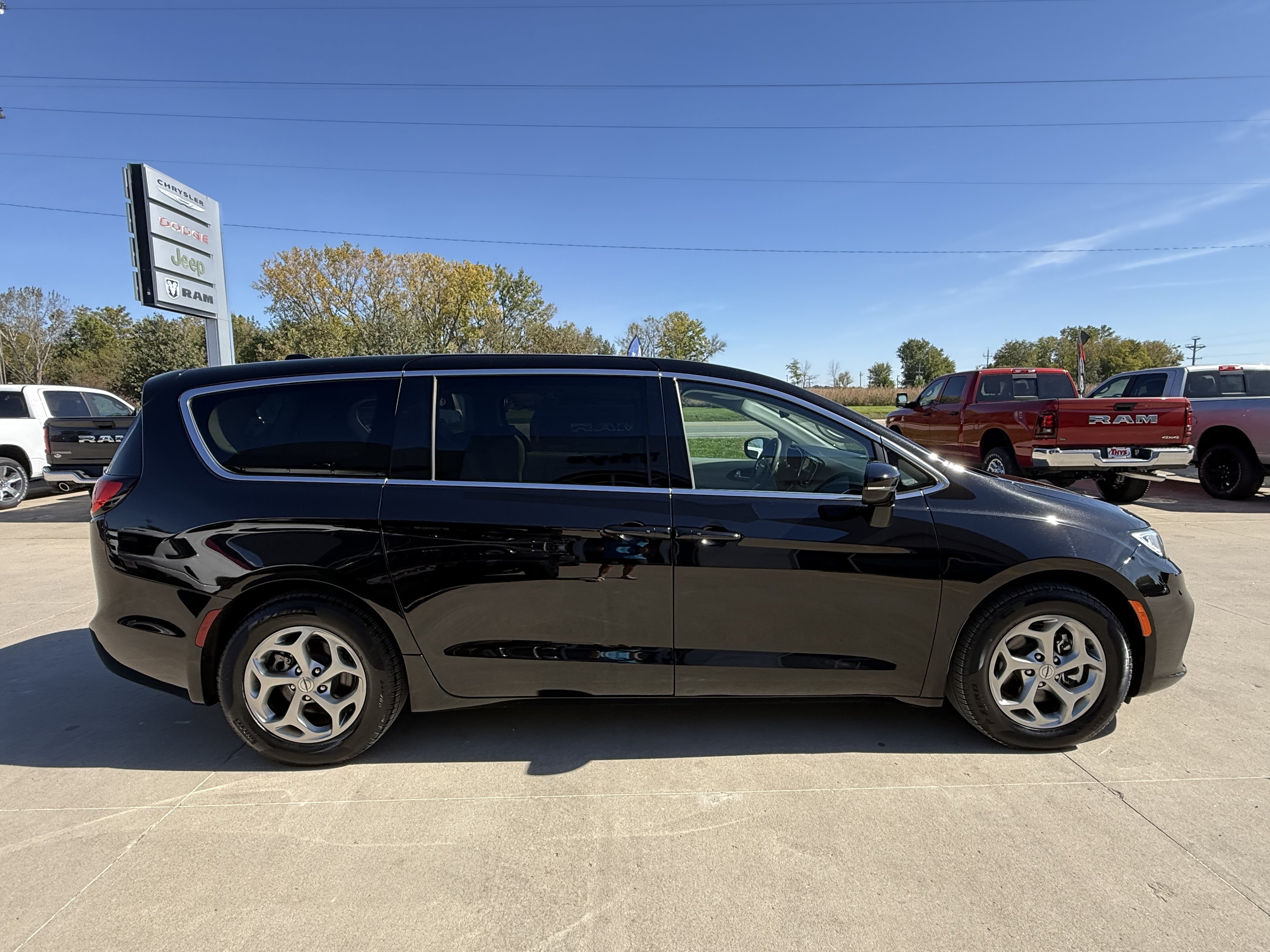 Used 2024 Chrysler Pacifica Limited w/ Trailer Tow Group FWD image 37