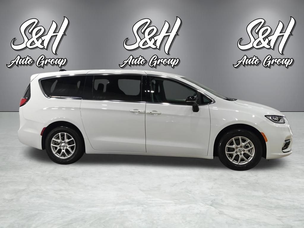Used 2024 Chrysler Pacifica Touring-L FWD image 17