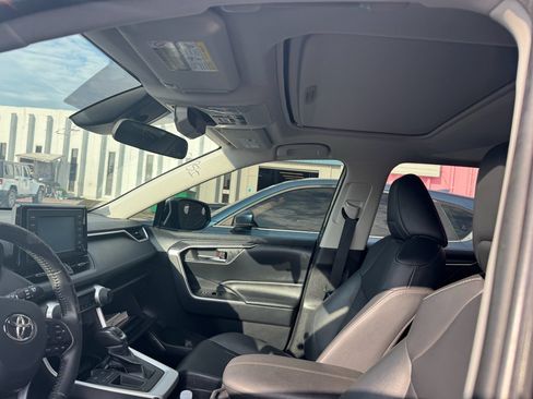 Used 2019 Toyota RAV4 XLE Premium FWD image 6