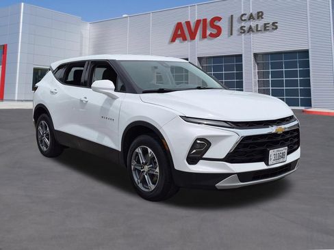 Used 2025 Chevrolet Blazer LT FWD image 3