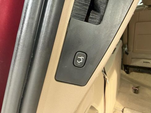 Used 2016 Chrysler Town & Country Touring image 25