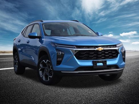 Used 2025 Chevrolet Trax LT FWD image 2