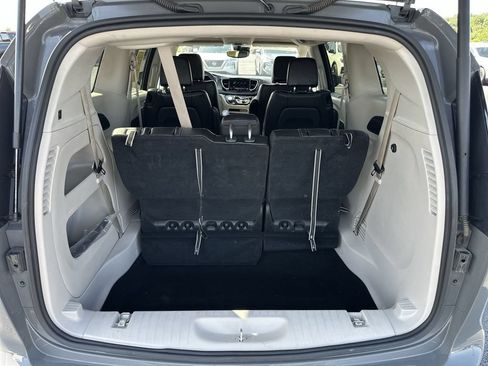 Used 2023 Chrysler Pacifica Touring-L FWD image 29