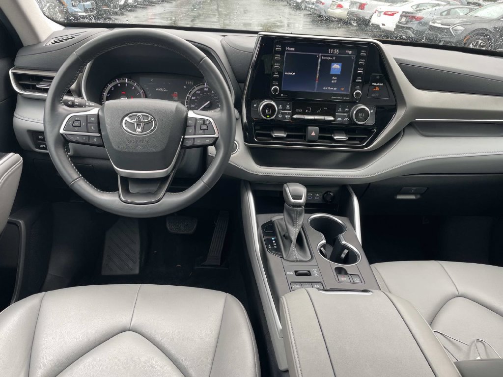 Used 2022 Toyota Highlander XLE AWD/4WD image 15