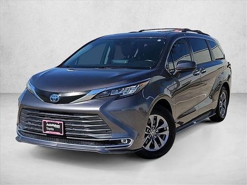 Used 2021 Toyota Sienna XLE image 1