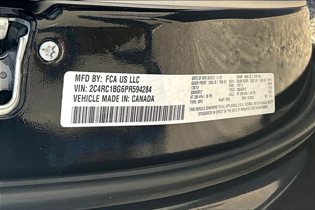 Used 2023 Chrysler Pacifica Touring-L FWD image 18