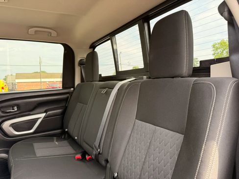 Used 2018 Nissan Titan SV w/ SV Convenience Package RWD image 13
