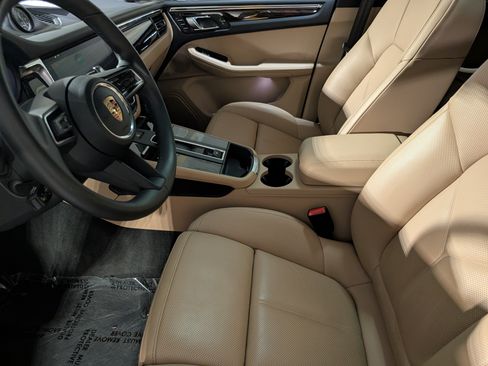 Certified 2026 Porsche Macan AWD/4WD image 4