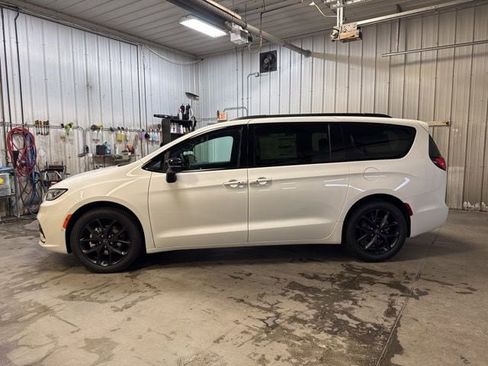 New 2026 Chrysler Pacifica Select w/ S Appearance Package FWD image 4