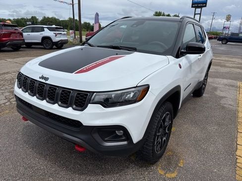 Used 2025 Jeep Compass Trailhawk AWD/4WD image 3