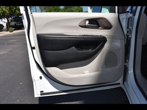 Used 2019 Chrysler Pacifica Touring-L image 18