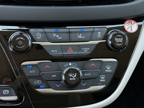 Used 2024 Chrysler Pacifica Touring-L FWD image 18