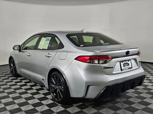 Used 2025 Toyota Corolla SE w/ SE Premium Package image 5