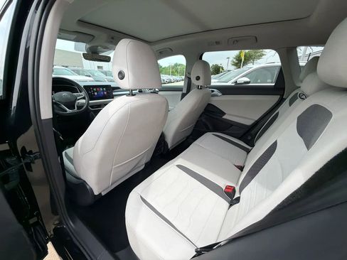 Used 2025 Volkswagen Taos SE w/ Panoramic Sunroof Package AWD/4WD image 13