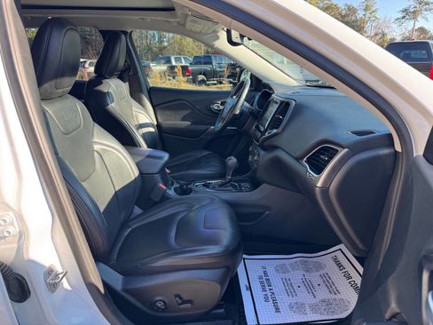 Used 2019 Jeep Cherokee Limited image 18