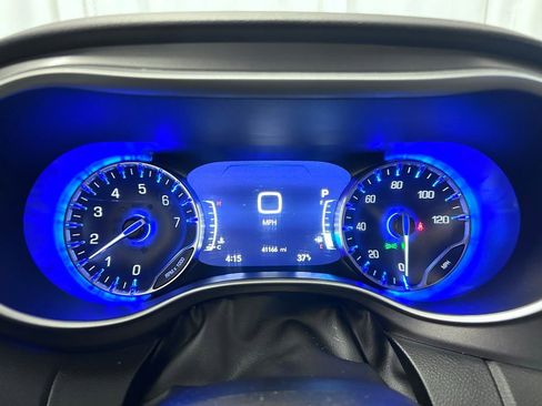 Used 2024 Chrysler Pacifica Touring-L image 12