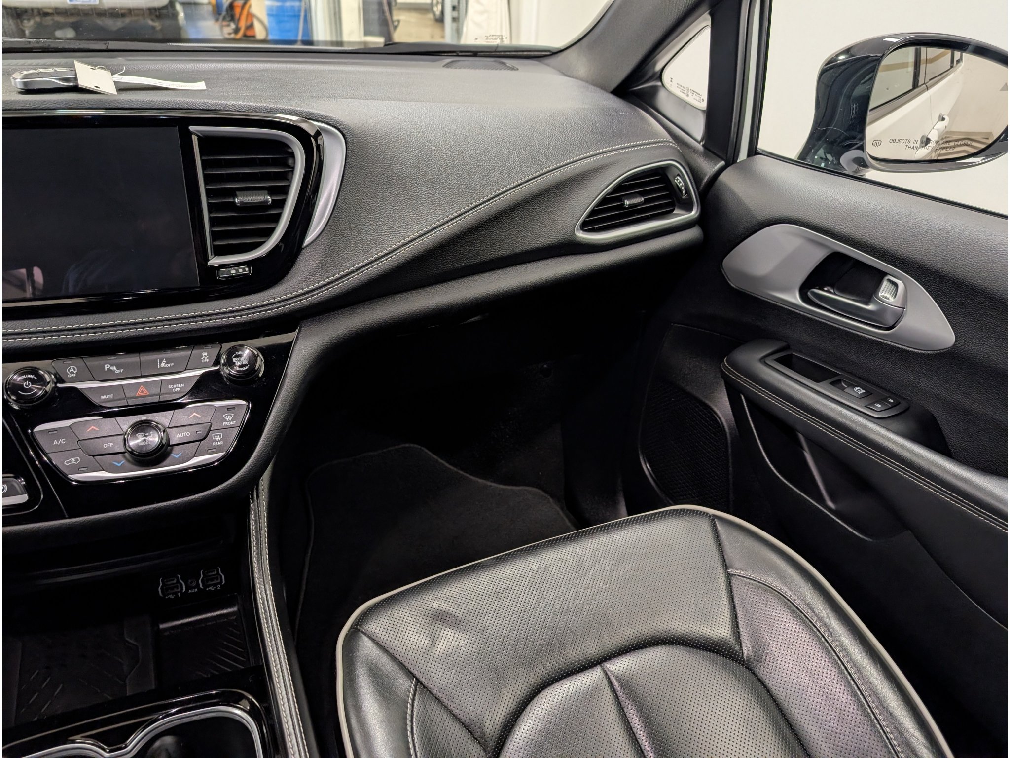 Used 2025 Chrysler Pacifica Limited FWD image 13