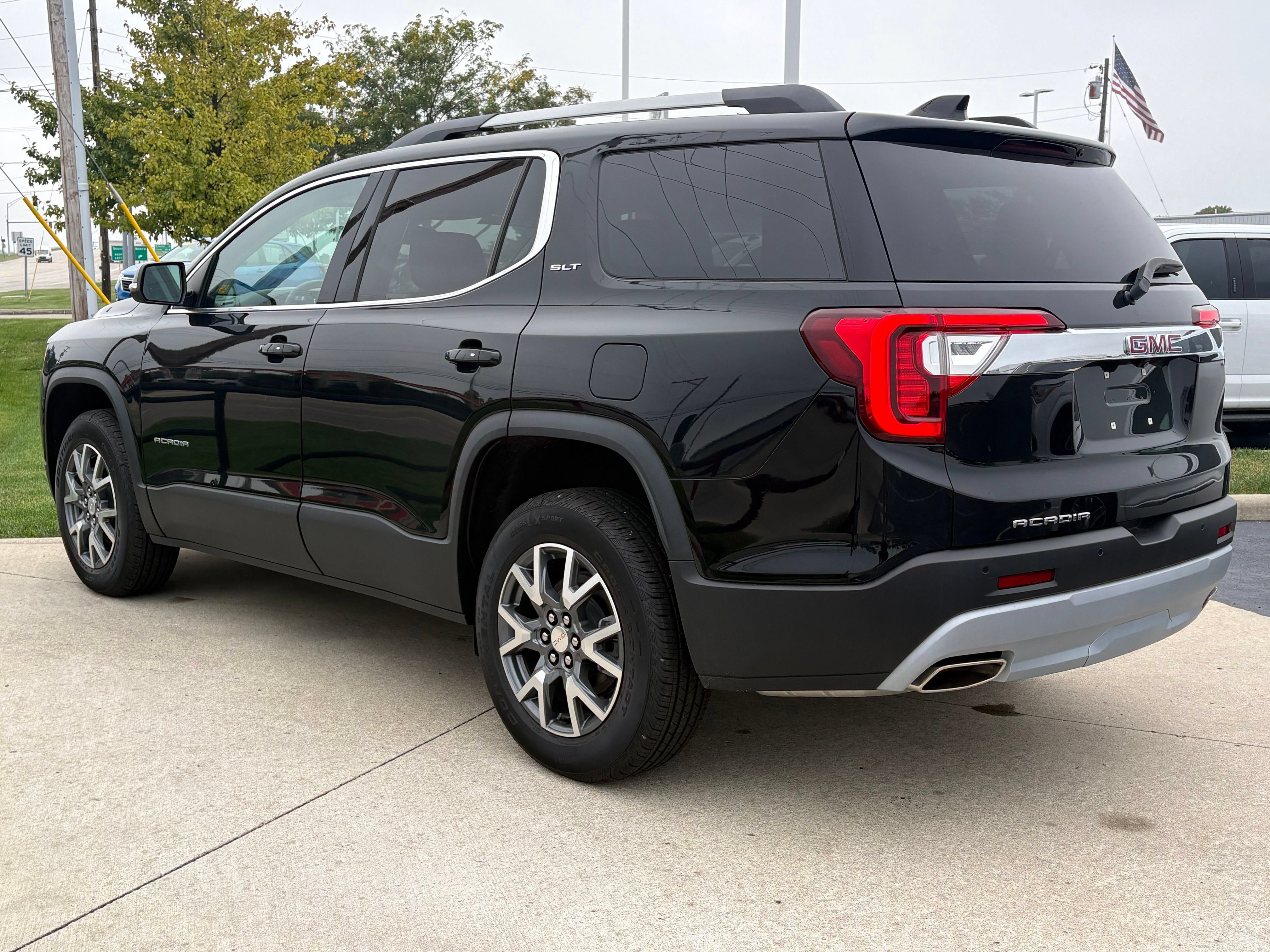 Used 2023 GMC Acadia SLT FWD image 5
