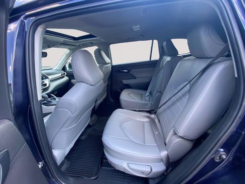 Used 2024 Toyota Highlander XLE AWD/4WD image 12