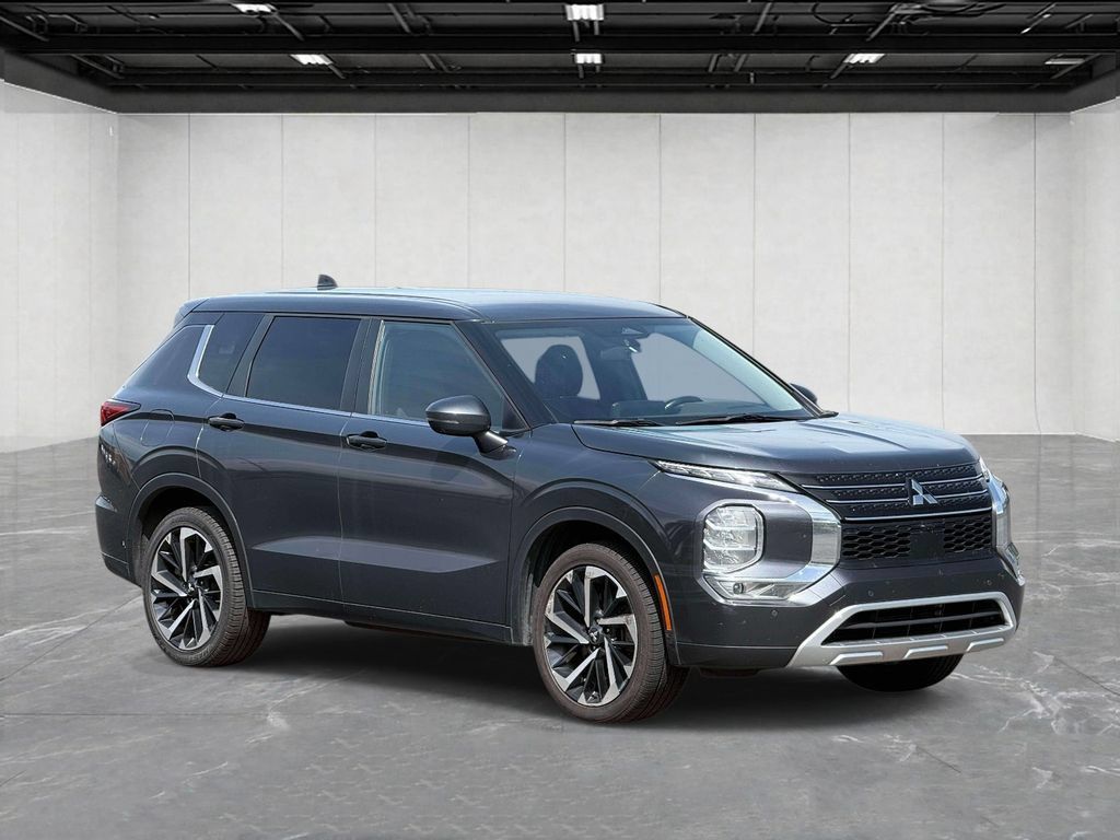 Used 2024 Mitsubishi Outlander SE Black Edition FWD image 3