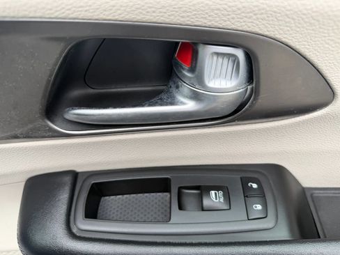 Used 2019 Chrysler Pacifica Limited w/ Tire & Wheel Group FWD image 29