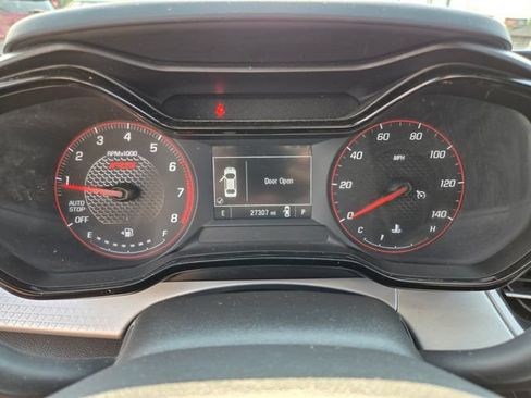 Used 2025 Chevrolet Trax RS w/ Sunroof Package FWD image 36