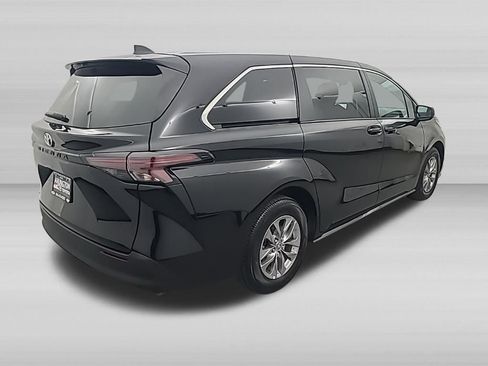 Used 2026 Toyota Sienna LE FWD image 3