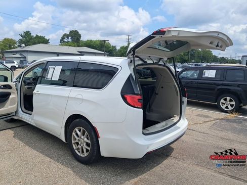 Used 2024 Chrysler Pacifica Touring-L FWD image 28