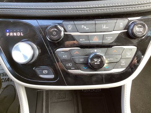 Used 2024 Chrysler Pacifica Limited image 28