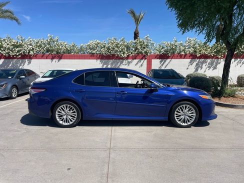 Used 2018 Toyota Camry XLE image 2