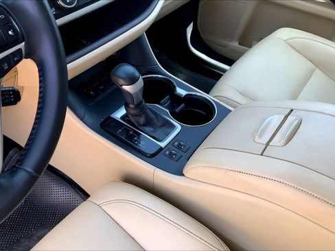 Used 2019 Toyota Highlander XLE FWD image 16