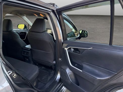 Used 2021 Toyota RAV4 LE AWD/4WD image 17