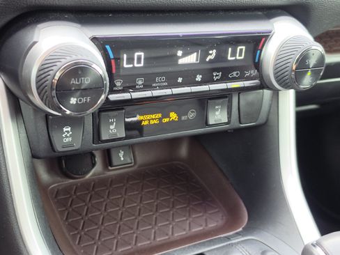Used 2020 Toyota RAV4 Limited FWD image 26