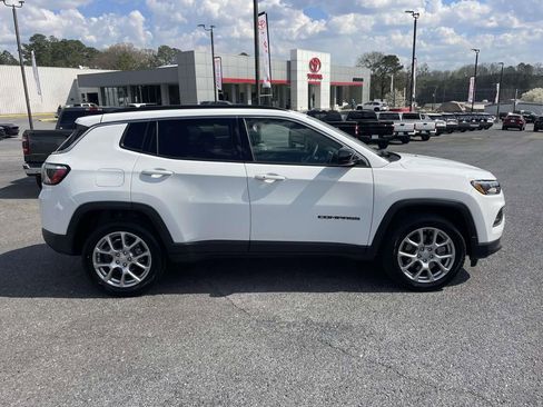 Used 2024 Jeep Compass Latitude image 2