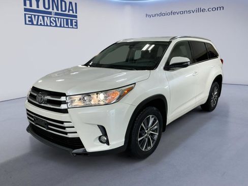 Used 2017 Toyota Highlander XLE AWD/4WD image 2