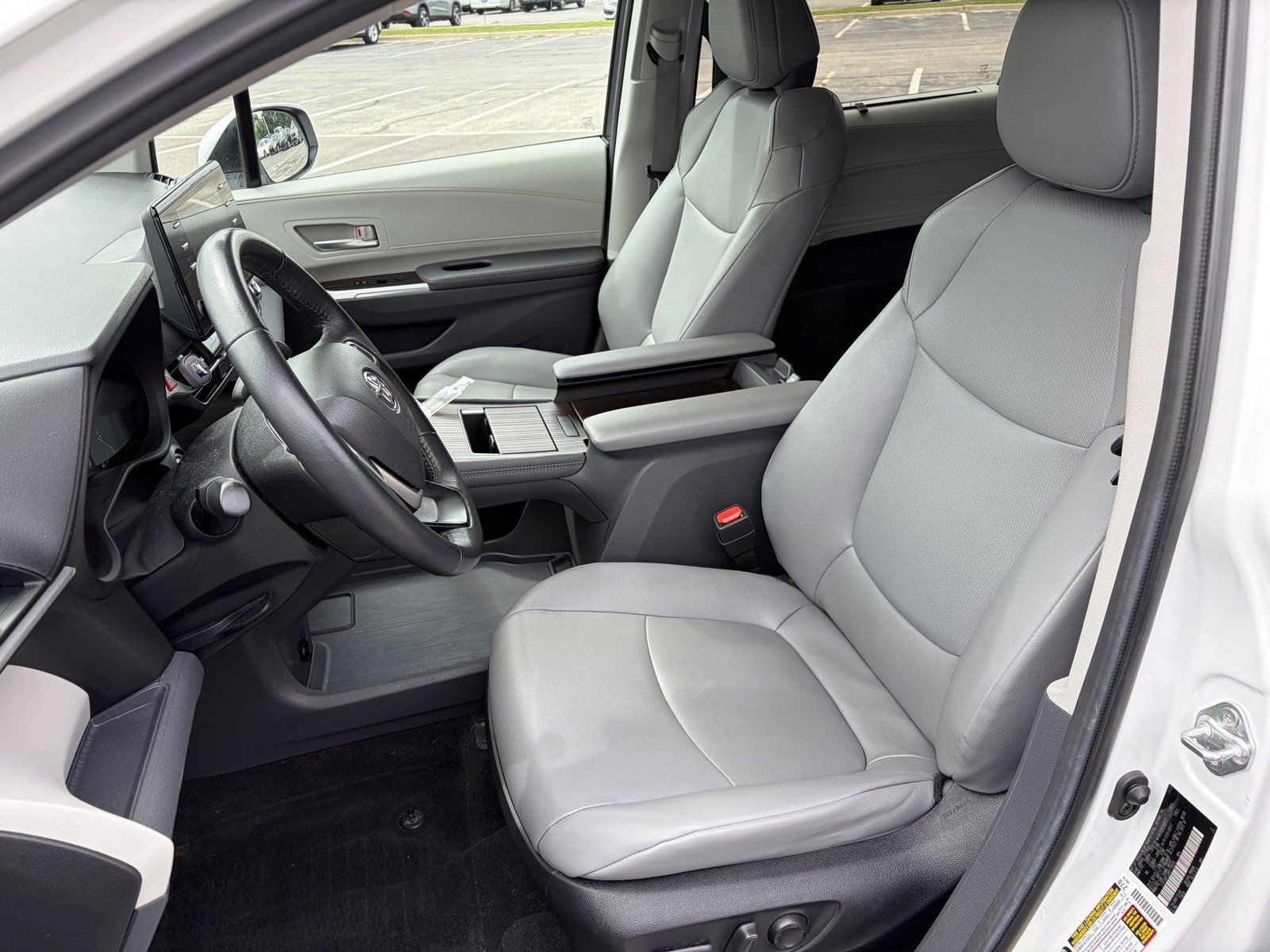 Used 2024 Toyota Sienna XLE AWD/4WD image 11