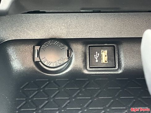 Certified 2025 Toyota RAV4 XLE FWD image 27