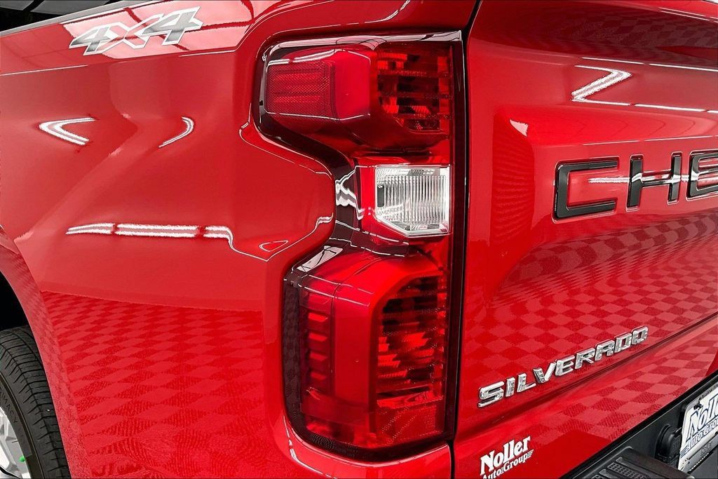 Used 2023 Chevrolet Silverado 1500 LT AWD/4WD image 31