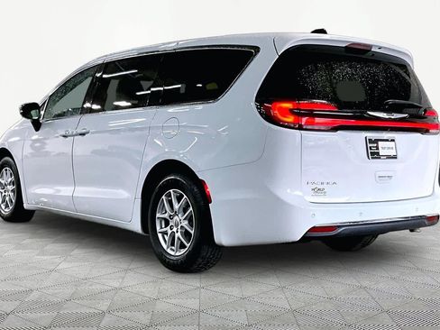 Used 2024 Chrysler Pacifica Touring-L FWD image 12